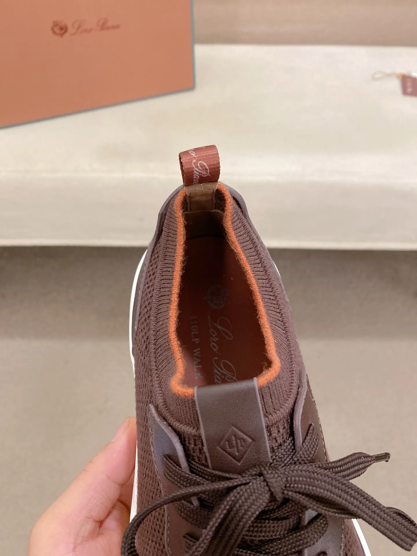 Men's shoes💰: 540💰🔥𝐥𝐨𝐫𝐨 𝐏𝐢𝐚𝐧𝐚 lp classic loafers, an Italian treasure brand, the only brand that can match Hermès! Only after wearing it do we realize that we can’t live up to our feet. The upper is made of imported first-layer cowhide with breathable fly-knit fabric, water-dyed cowhide foot pads, and the official original glass rubber outsole and pendant. Exclusive original packaging (tag ➕ brand paper ➕ outer box ➕ hand bag) code number: 38-44. Can be customized 45-46